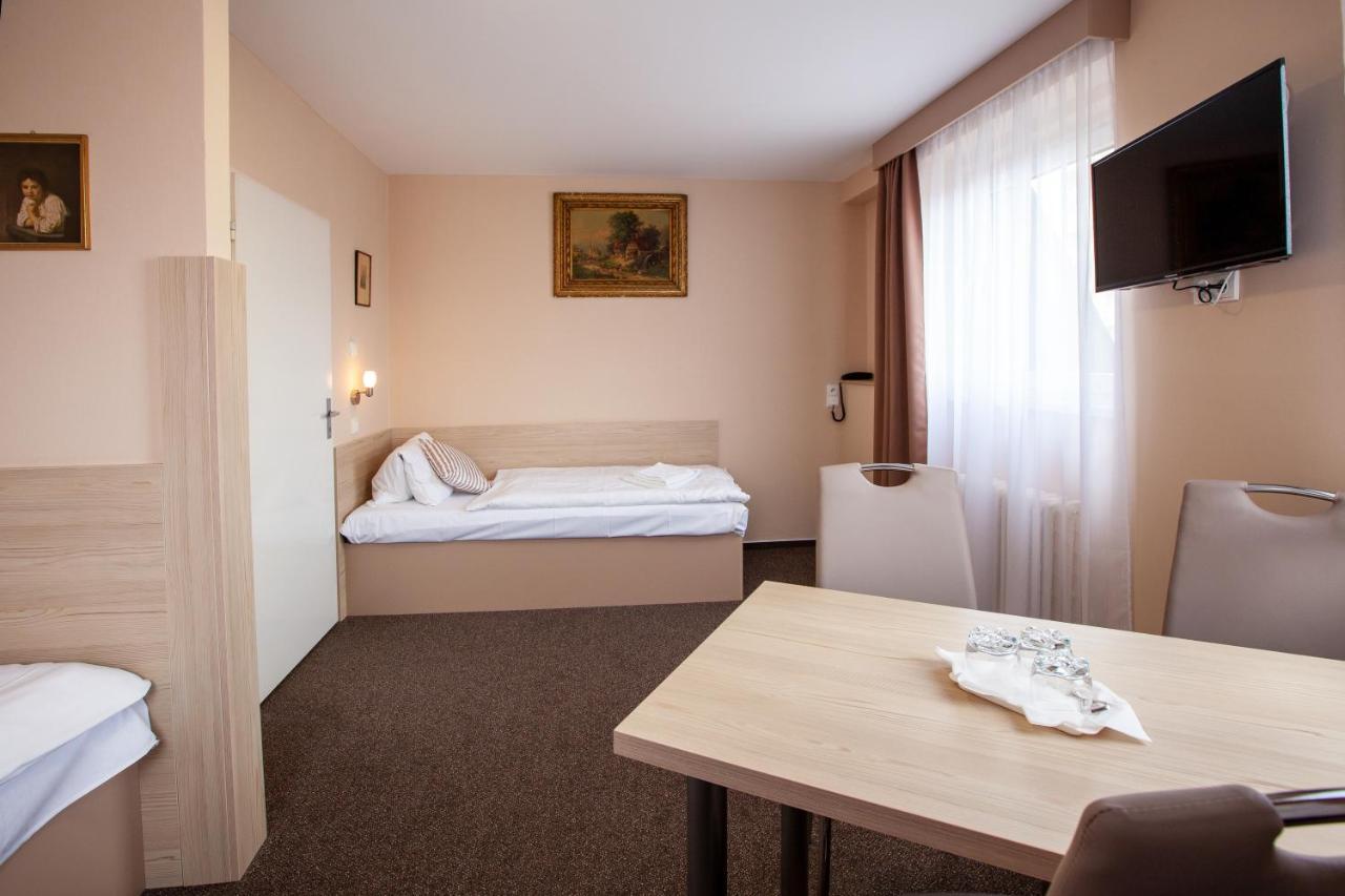פלזן Hotel Stella מראה חיצוני תמונה